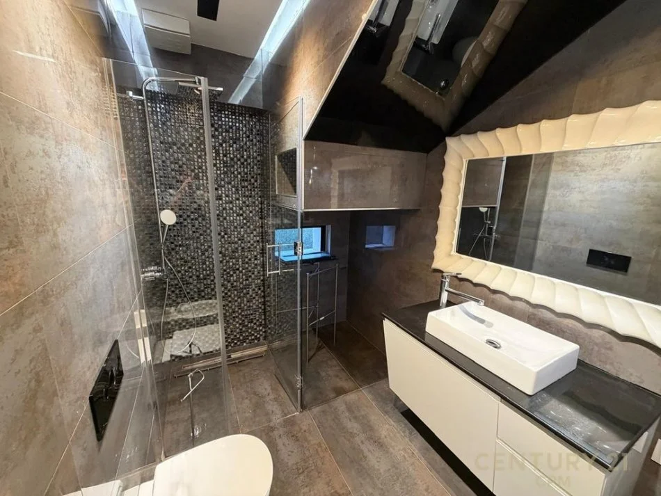 Tirane, jepet me qera apartament 3+1 Kati 5, 220 m² 2.000 € (Kodra e Diellit)