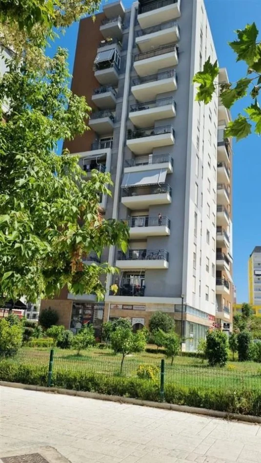 Tirane, jepet me qera apartament 2+1+Ballkon Kati 9, 105 m² 760 € (Ish fusha e aviacionit)
