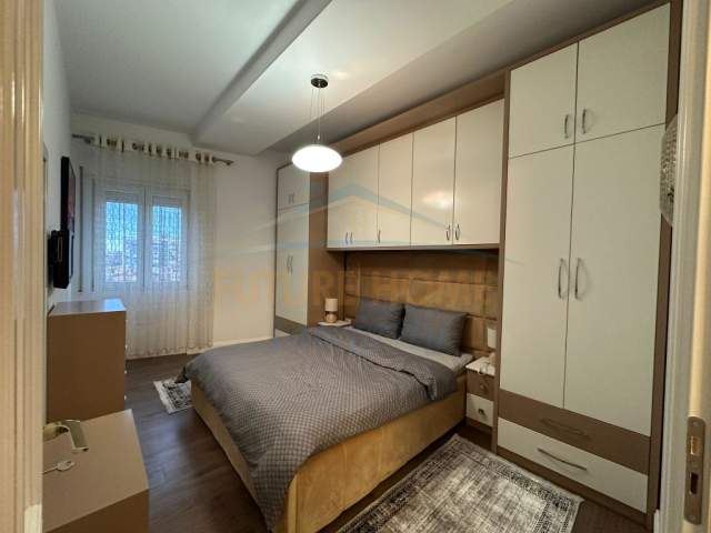 Tirane, jepet me qera apartament 2+1+BLK Kati 3, 90 m² 1.000 Euro (Prane Deliorgjit.)