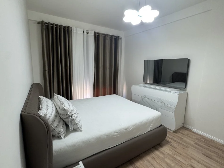 Tirane, jepet me qera apartament 1+1+Ballkon Kati 3, 65 m² 550€ (Prapa shkolles se kuqe)