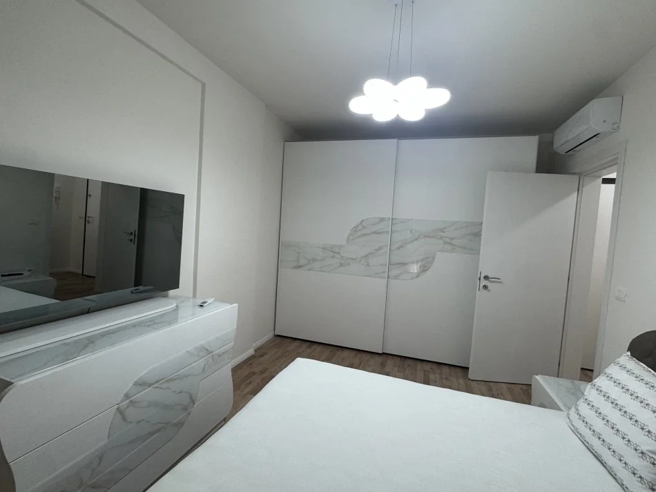 Tirane, jepet me qera apartament 1+1+Ballkon Kati 3, 65 m² 550€ (Prapa shkolles se kuqe)