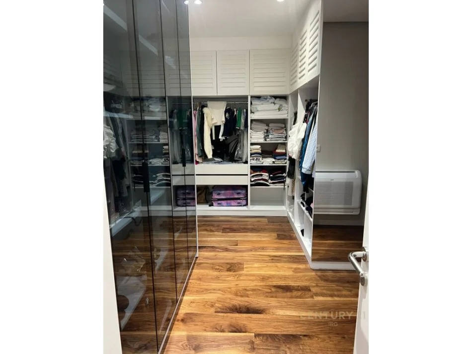 Tirane, jepet me qera apartament 3+1 Kati 2, 152 m² 1.200 € (Muhamet Gjollesha)