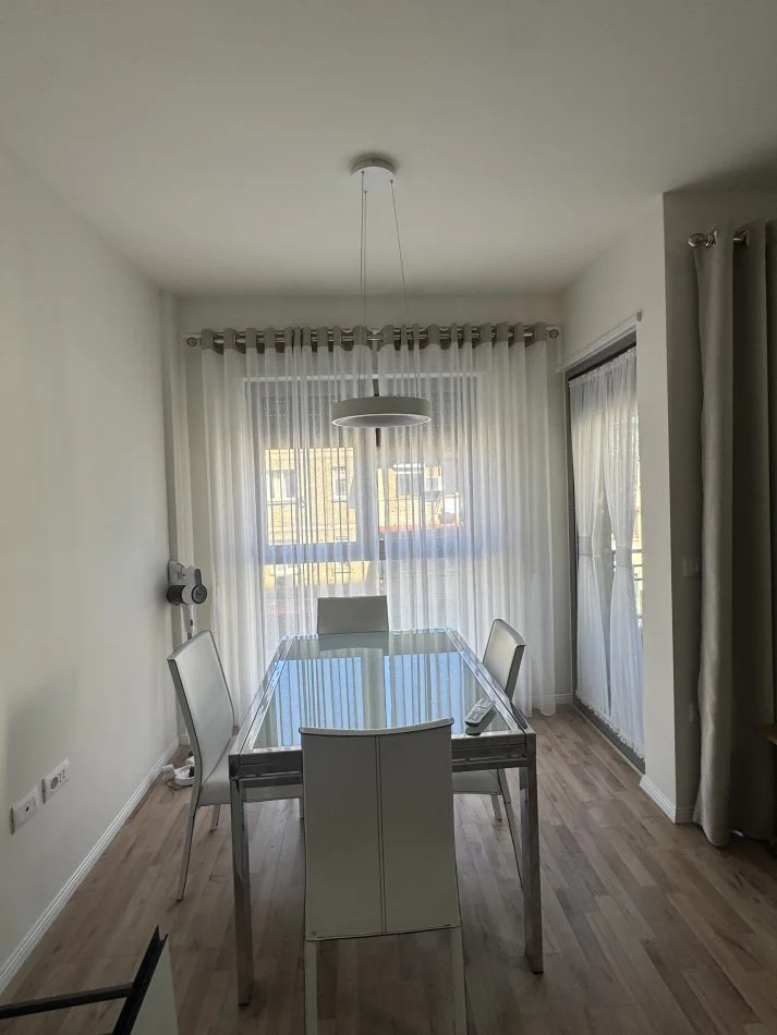 Tirane, jepet me qera apartament 1+1+Ballkon Kati 3, 65 m² 550€ (Prapa shkolles se kuqe)
