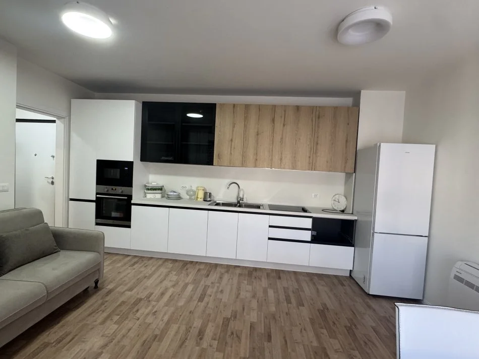 Tirane, jepet me qera apartament 1+1+Ballkon Kati 3, 65 m² 550€ (Prapa shkolles se kuqe)