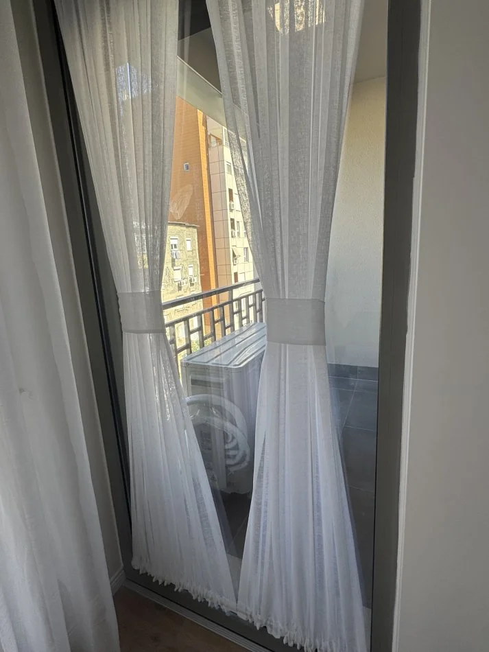 Tirane, jepet me qera apartament 1+1+Ballkon Kati 3, 65 m² 550€ (Prapa shkolles se kuqe)