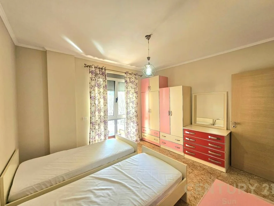 Tirane, jepet me qera apartament 1+1 , 96 m² 600 € (Liqeni i thate)