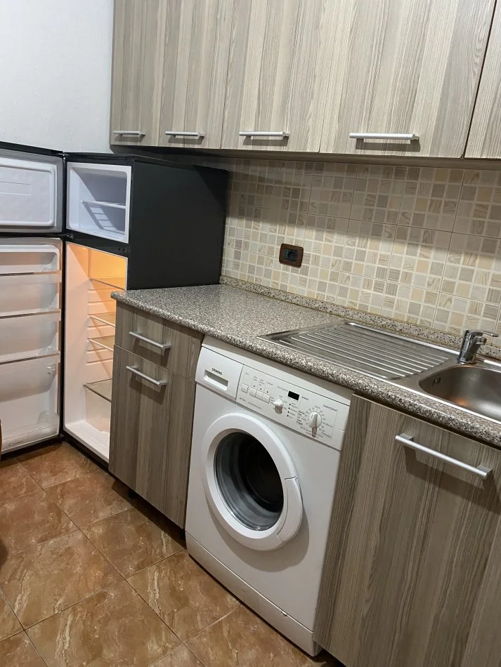 Tirane, jepet me qera shtepi 1+1 Kati 1, 51 m² 260 € (ruga 5 maj)