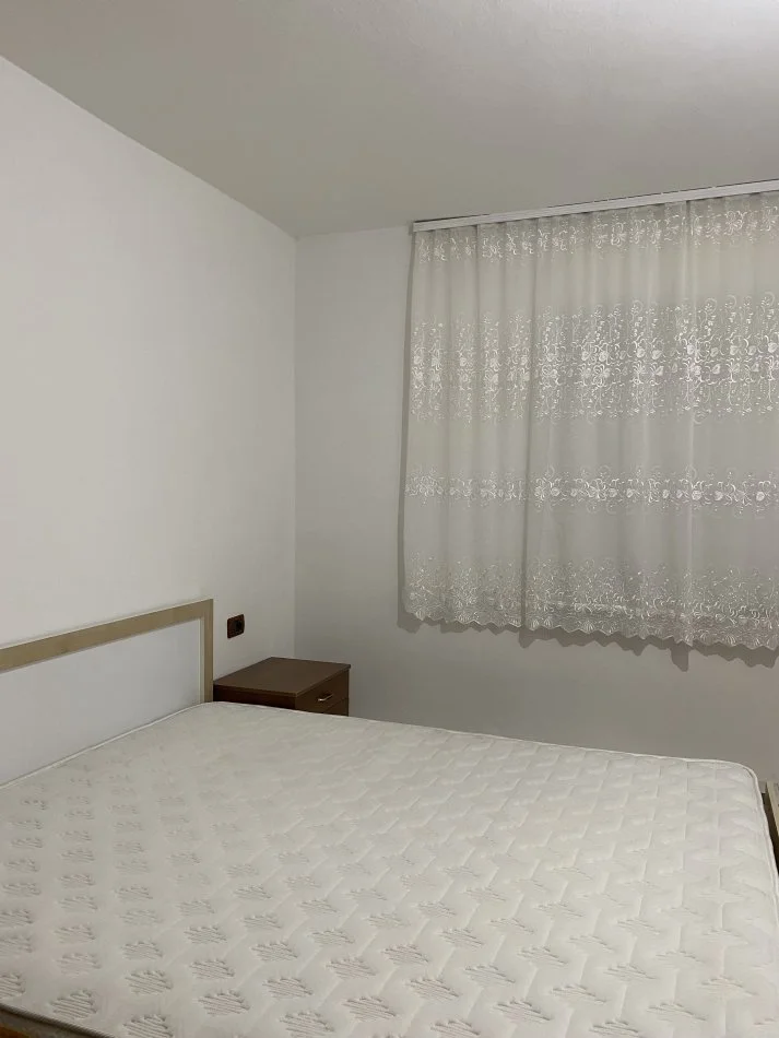 Tirane, jepet me qera shtepi 1+1 Kati 1, 51 m² 260 € (ruga 5 maj)