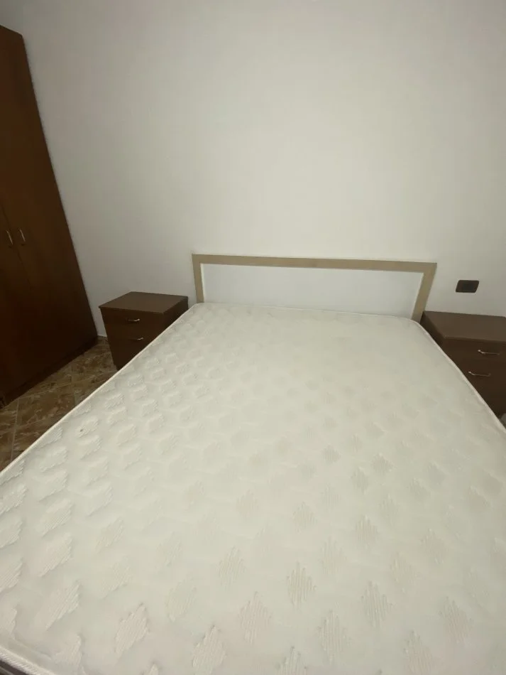 Tirane, jepet me qera shtepi 1+1 Kati 1, 51 m² 260 € (ruga 5 maj)