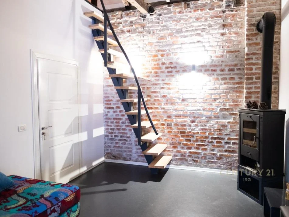 Tirane, jepet me qera apartament 2+1 me oborr dhe post parkimi,Kati 1, 126 m² 1.400 € (Gjimnazi Petro Nini Luarasi)