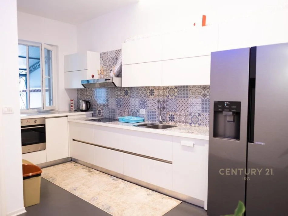 Tirane, jepet me qera apartament 2+1 me oborr dhe post parkimi,Kati 1, 126 m² 1.400 € (Gjimnazi Petro Nini Luarasi)