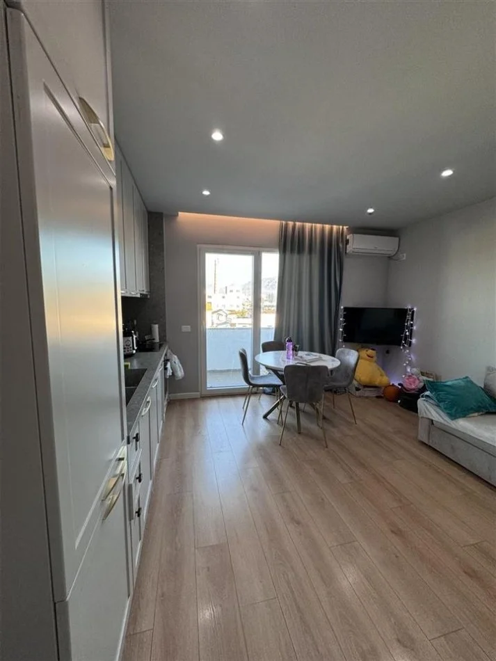 Tirane, shitet apartament 1+1+Ballkon Kati 4, 74 m² 135.000 € (Bulevardi ri ne fund)