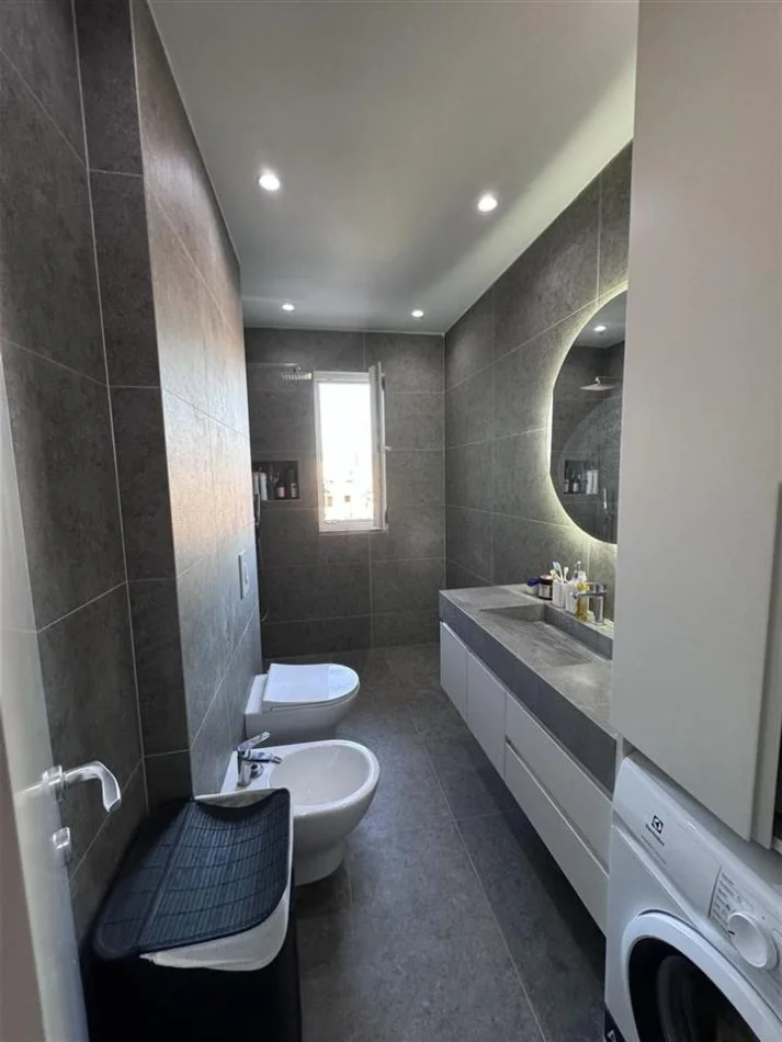 Tirane, shitet apartament 1+1+Ballkon Kati 4, 74 m² 135.000 € (Bulevardi ri ne fund)