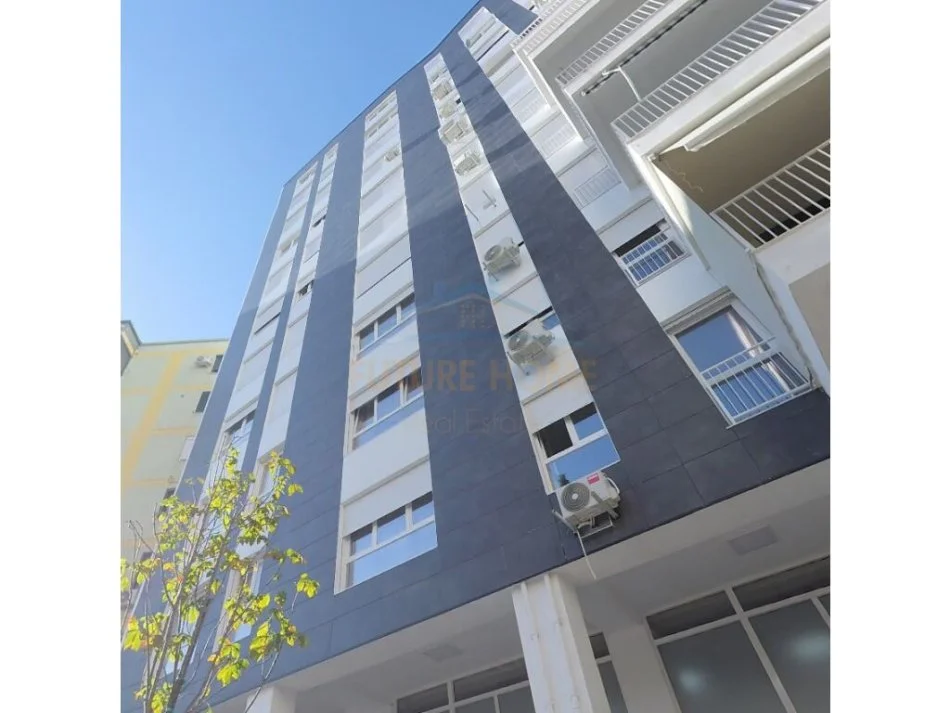 Tirane, shitet apartament 2+1+Ballkon Kati 4, 109 m² 256.850 € (Barrikada)
