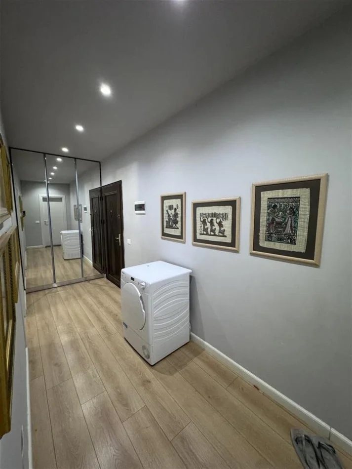 Tirane, shitet apartament 1+1+Ballkon Kati 4, 74 m² 135.000 € (Bulevardi ri ne fund)