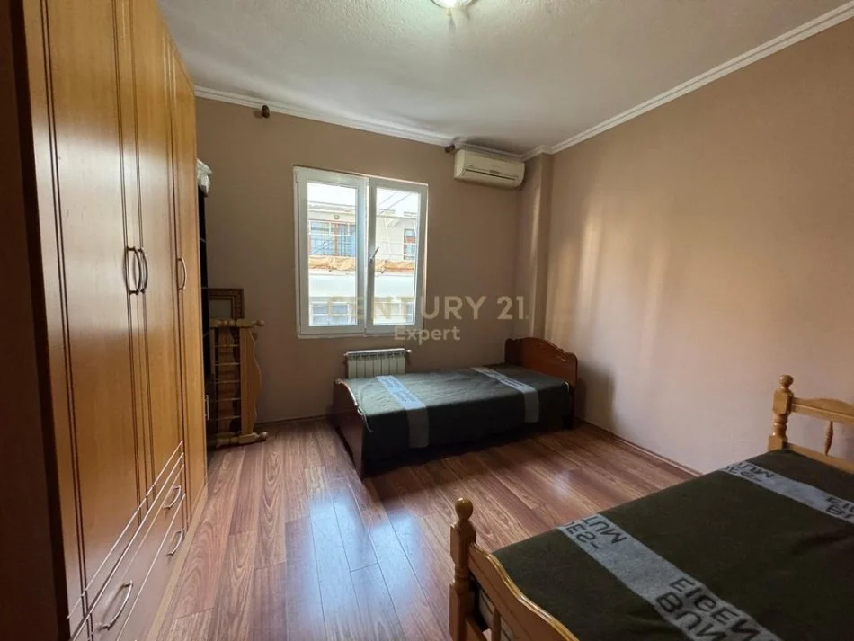 Tirane, jepet me qera apartament 2+1 Kati 3, 105 m² 550 € 
