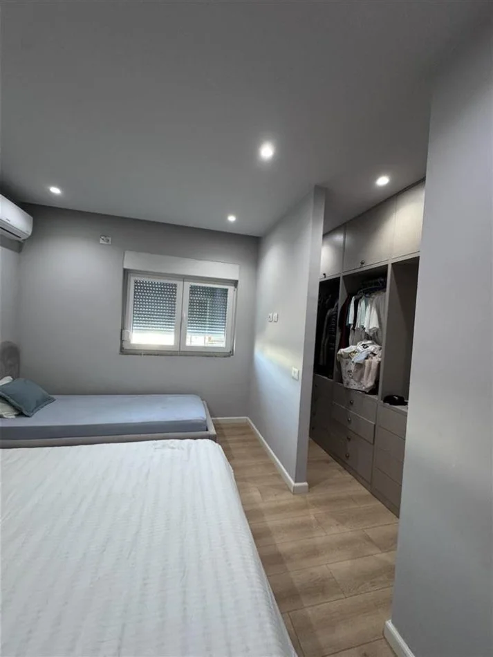 Tirane, shitet apartament 1+1+Ballkon Kati 4, 74 m² 135.000 € (Bulevardi ri ne fund)