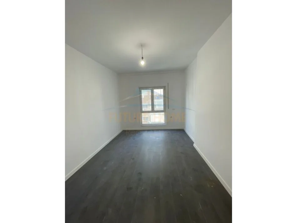 Tirane, shitet apartament 2+1+Ballkon Kati 4, 109 m² 256.850 € (Barrikada)
