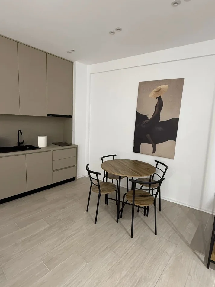 Tirane, jepet me qera garsonier Kati 6, 40 m² 400 € (5 Maji, Prane Farmacise 10, Tirane)