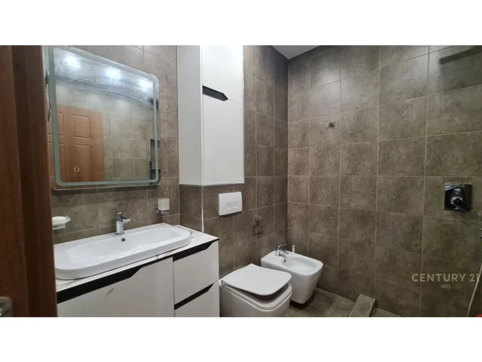 Tirane, jepet me qera apartament 2+1+Ballkon Kati 3, 113 m² 550 € (Astir)