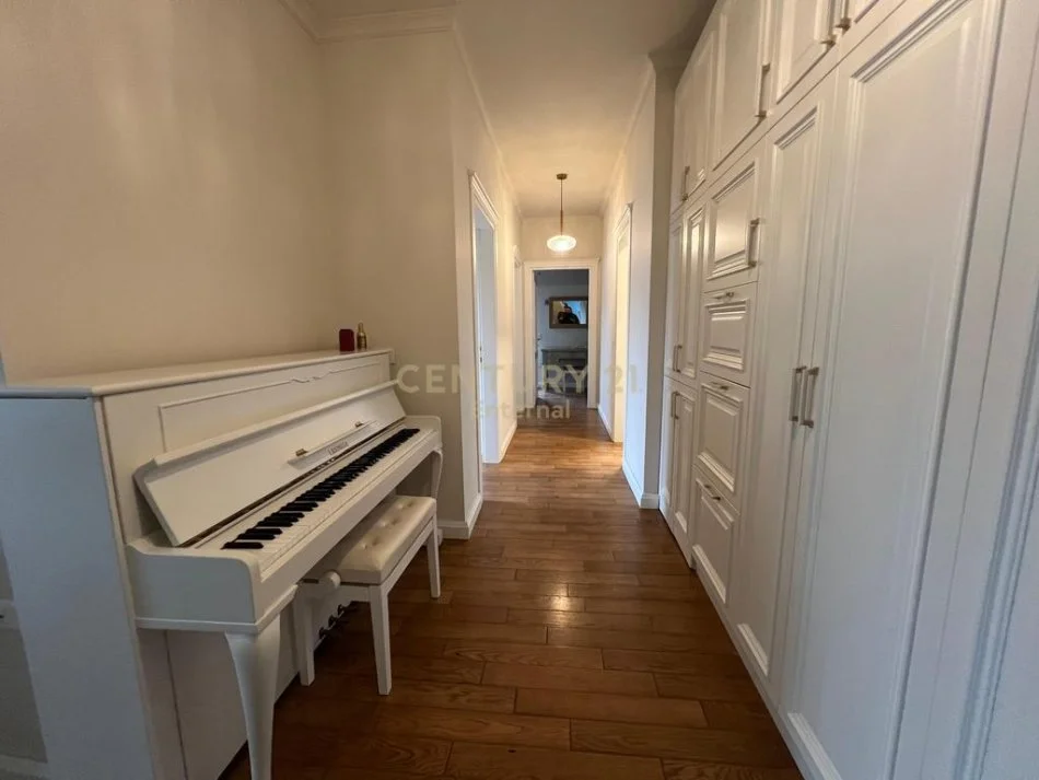 Tirane, jepet me qera apartament 2+1 Kati 5, 102 m² 1.000 € (Pazari i ri)