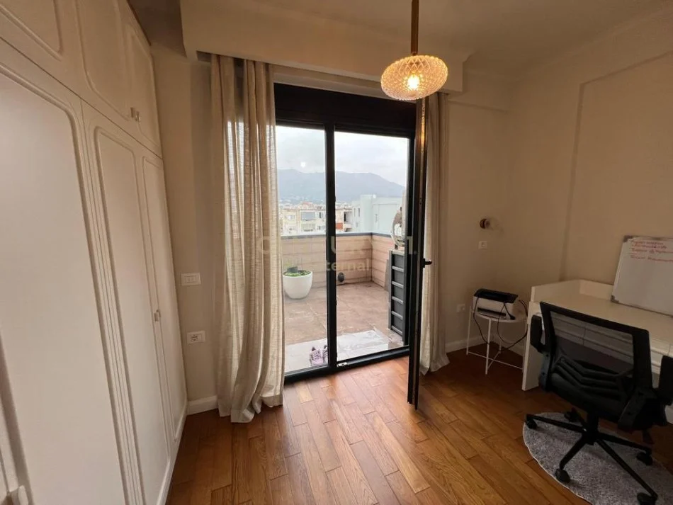 Tirane, jepet me qera apartament 2+1 Kati 5, 102 m² 1.000 € (Pazari i ri)
