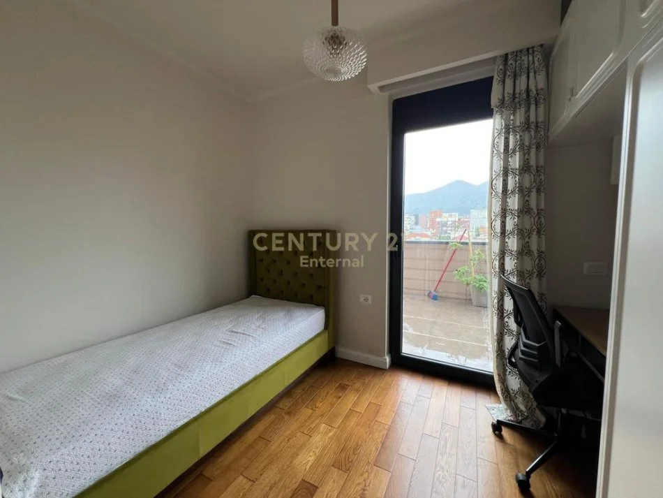 Tirane, jepet me qera apartament 2+1 Kati 5, 102 m² 1.000 € (Pazari i ri)