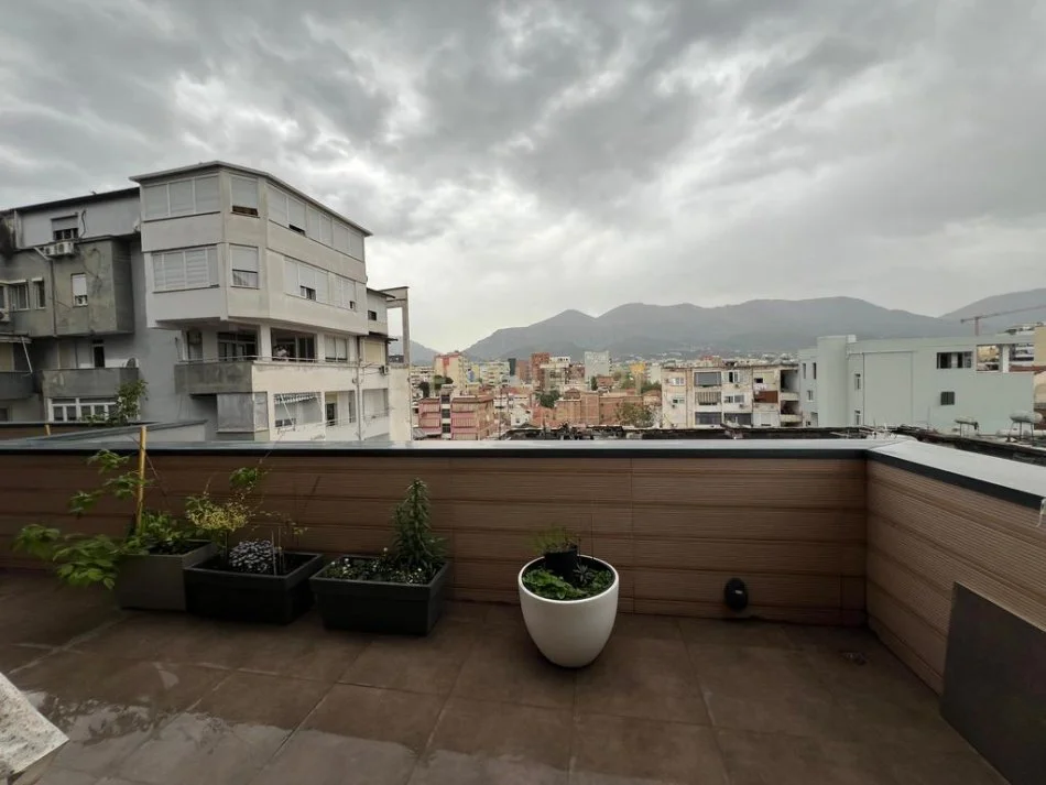 Tirane, jepet me qera apartament 2+1 Kati 5, 102 m² 1.000 € (Pazari i ri)