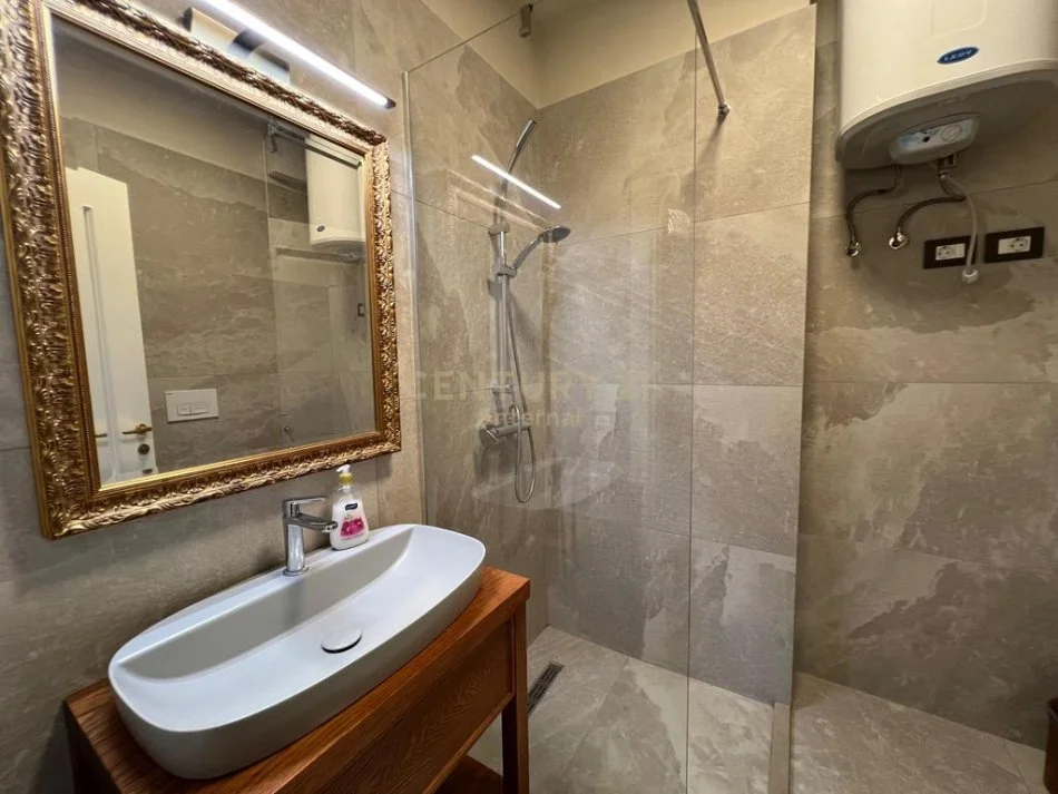 Tirane, jepet me qera apartament 2+1 Kati 5, 102 m² 1.000 € (Pazari i ri)