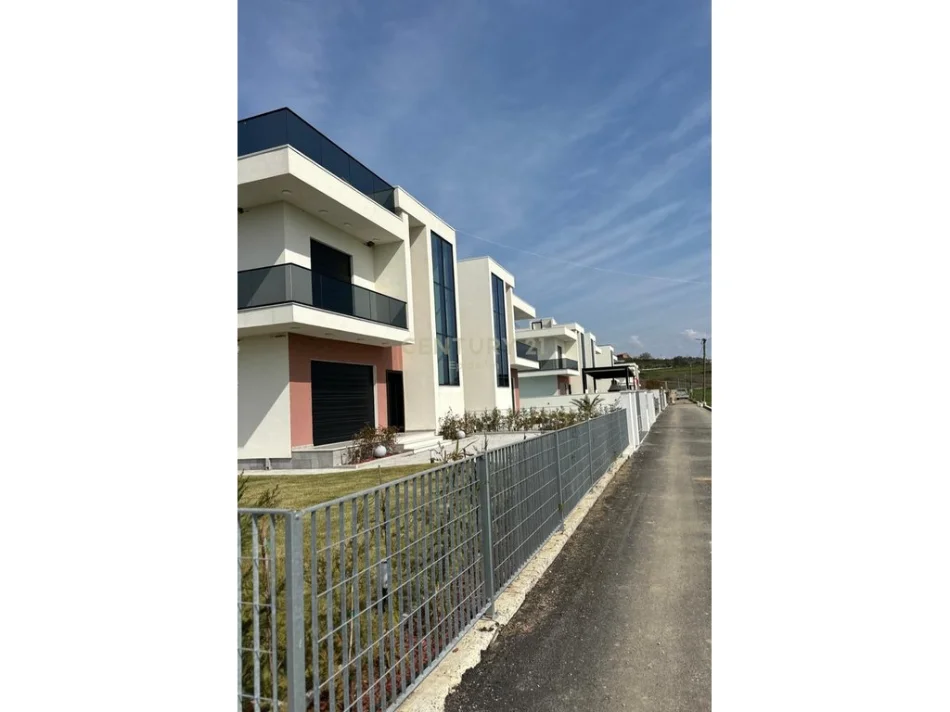 Tirane, shes Vile 2+1+Ballkon Kati 2, 170 m² 350.000 € (Gjiri Lalzit)