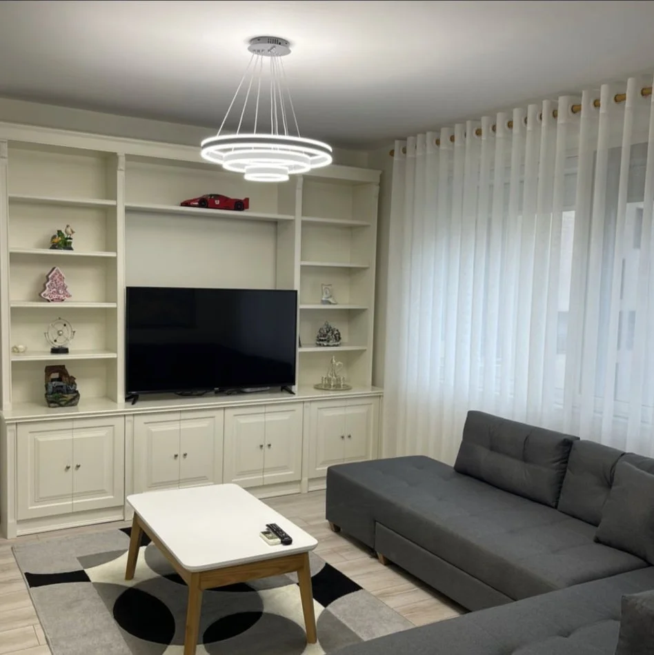 Tirane, jepet me qera apartament 1+1+Ballkon Kati 8, 70 m² 900 € (Rruga e Kosovarëve)