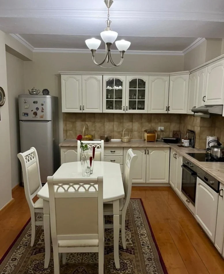 Tirane, jepet me qera apartament 2+1+Ballkon Kati 3, 112 m² 900 € (Prane Rruges se Kosovareve)