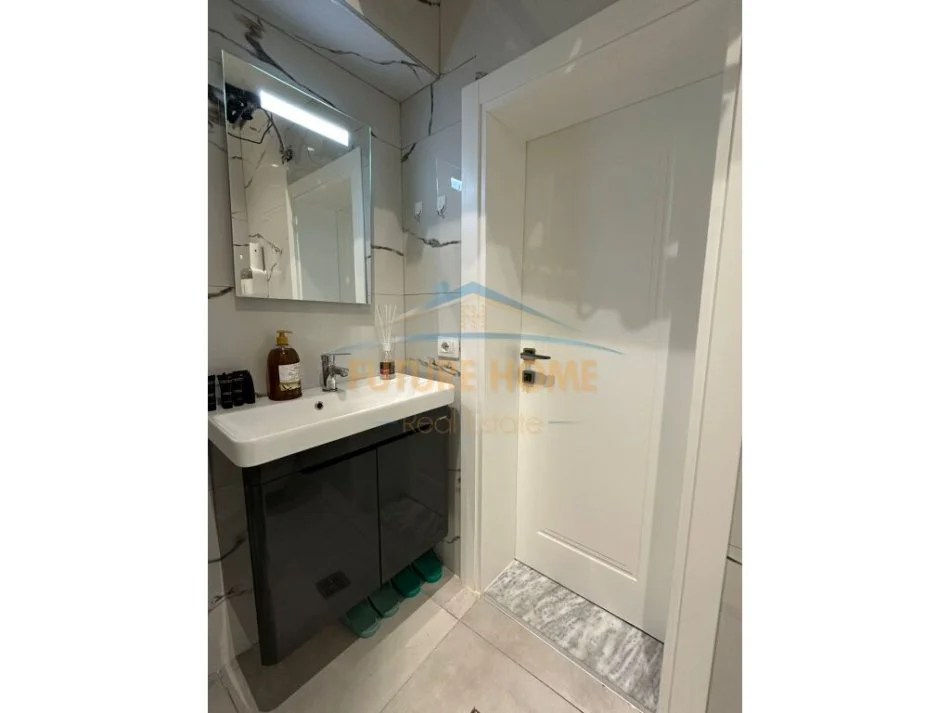 Tirane, jepet me qera apartament 1+1+Ballkon Kati 2, 40 m² 650 € (Bllok)