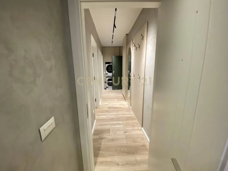 Tirane, shes apartament 2+1+Ballkon Kati 1, 92 m² 260.000 € (oxhaku)