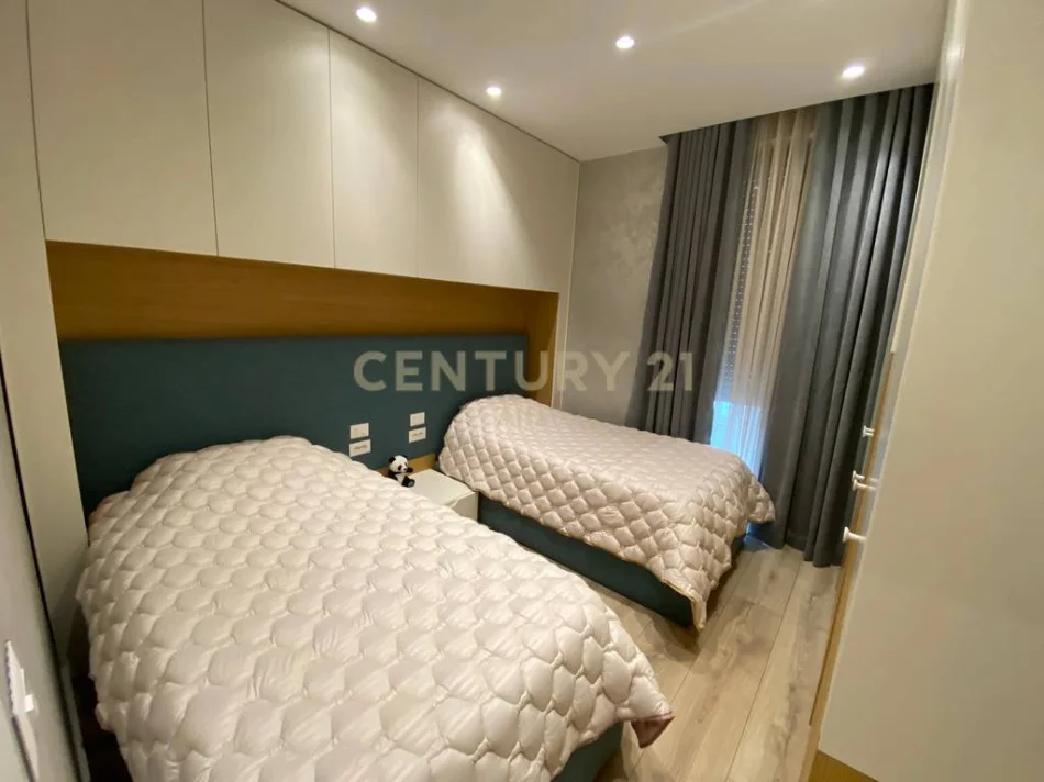 Tirane, shes apartament 2+1+Ballkon Kati 1, 92 m² 260.000 € (oxhaku)