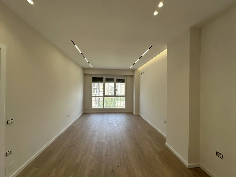Tirane, shitet apartament 1+1+Ballkon Kati 5, 74 m² 135.000 € (Rruga e Dafinave)