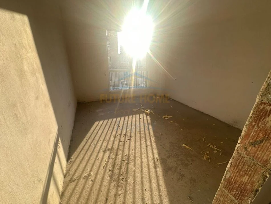 Tirane, shitet apartament 3+1+Ballkon Kati 2, 143 m² 235.000 € (Fusha e aviacionit)