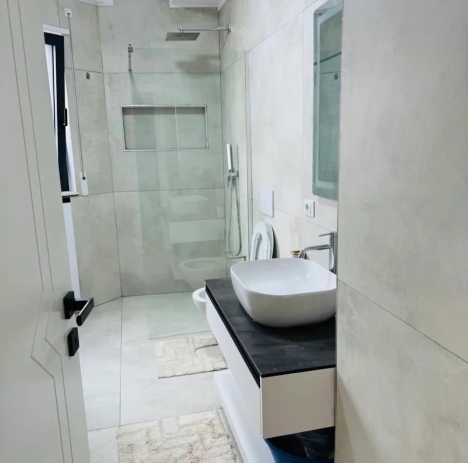 Tirane, jepet me qera apartament 2+1 Kati 4, 120 m² 1.300 € (Rruga e Durresit)