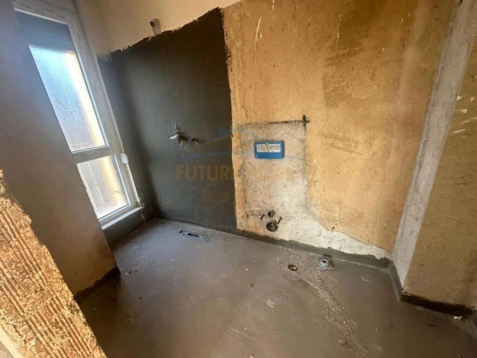 Tirane, shitet apartament 3+1+Ballkon Kati 2, 143 m² 235.000 € (Fusha e aviacionit)