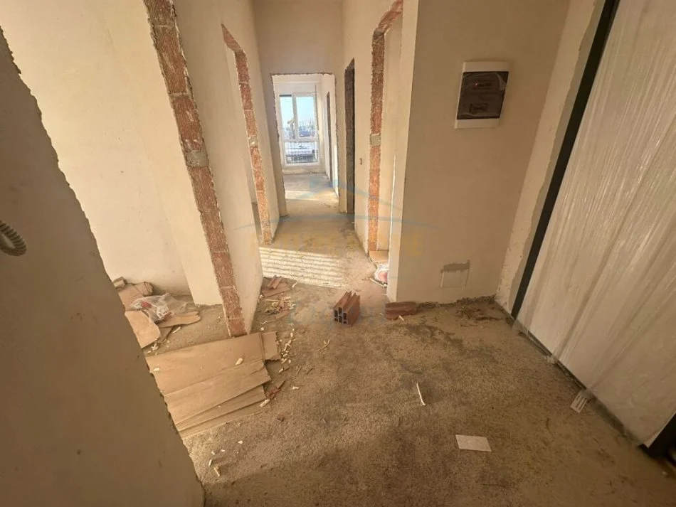 Tirane, shitet apartament 3+1+Ballkon Kati 2, 143 m² 235.000 € (Fusha e aviacionit)