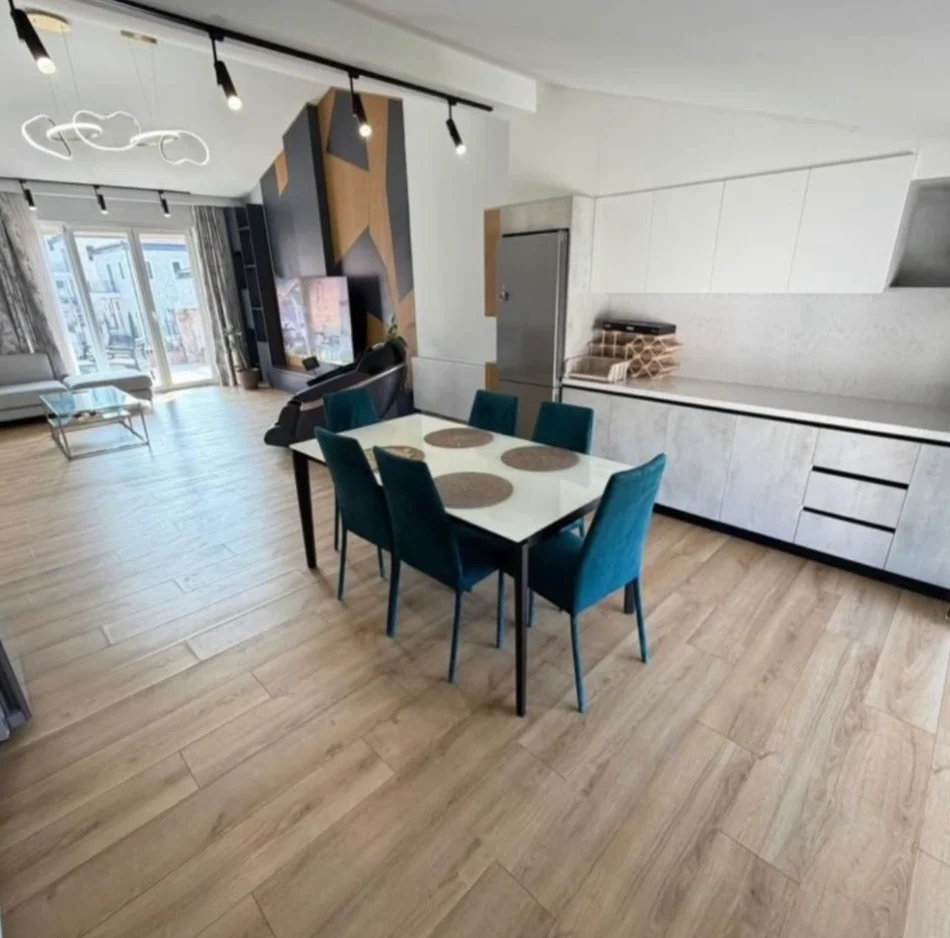 Tirane, jepet me qera apartament+verande | Penthouse 3+1 , 200 m² 1.500 € (TEG)