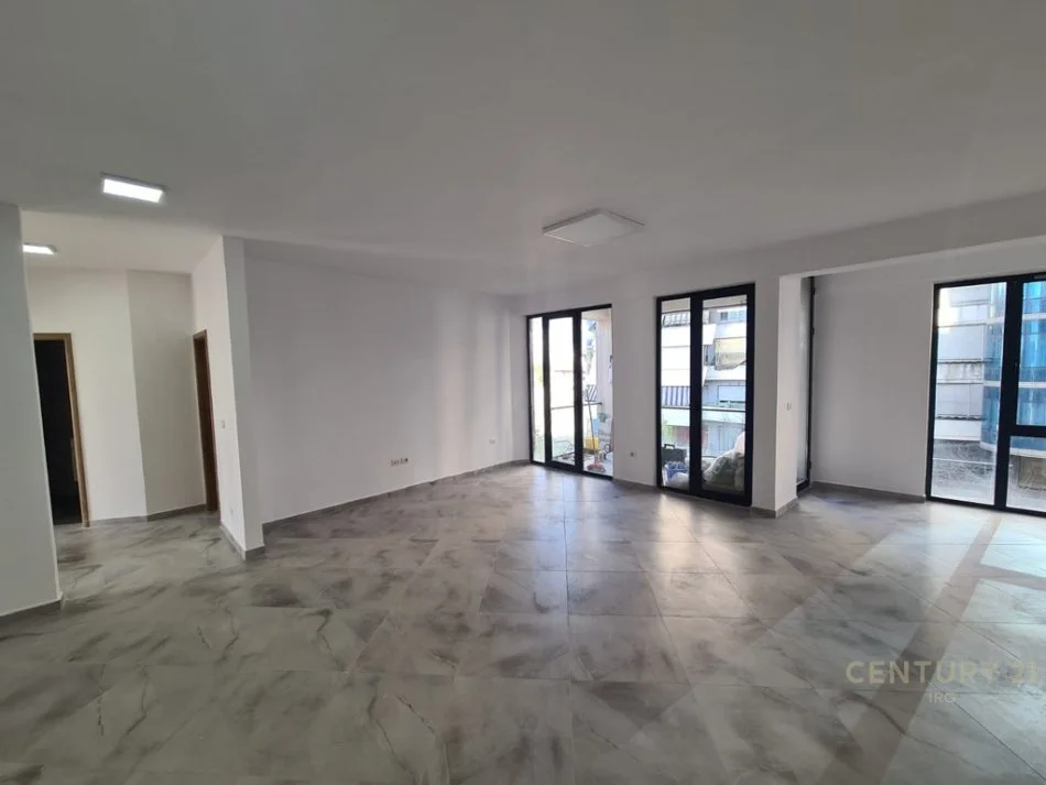 Tirane, jepet me qera zyre Kati 3, 125 m² 800 € (Rruga Dibres)