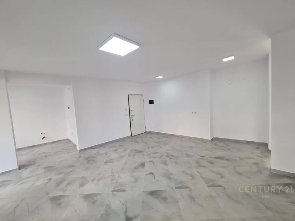 Tirane, jepet me qera zyre Kati 3, 125 m² 800 € (Rruga Dibres)