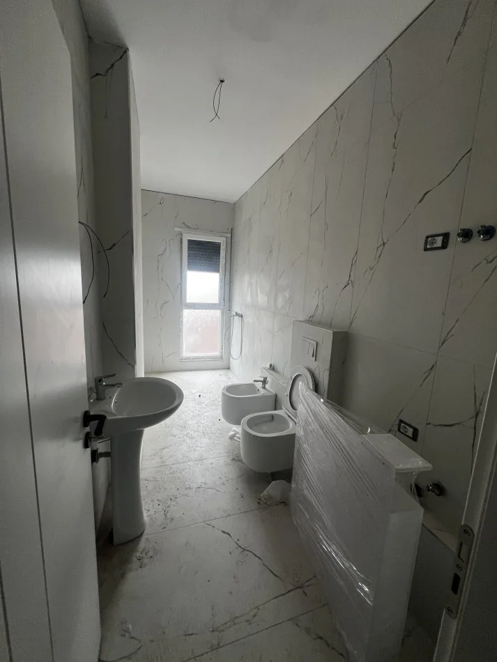 Tirane, jepet me qera apartament 2+1 Kati 7, 100 m² 400 € 