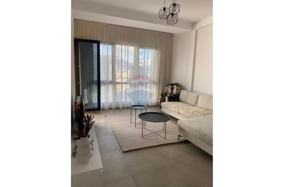 Tirane, jepet me qera apartament 1+1+Ballkon , 800 € (Square 21)