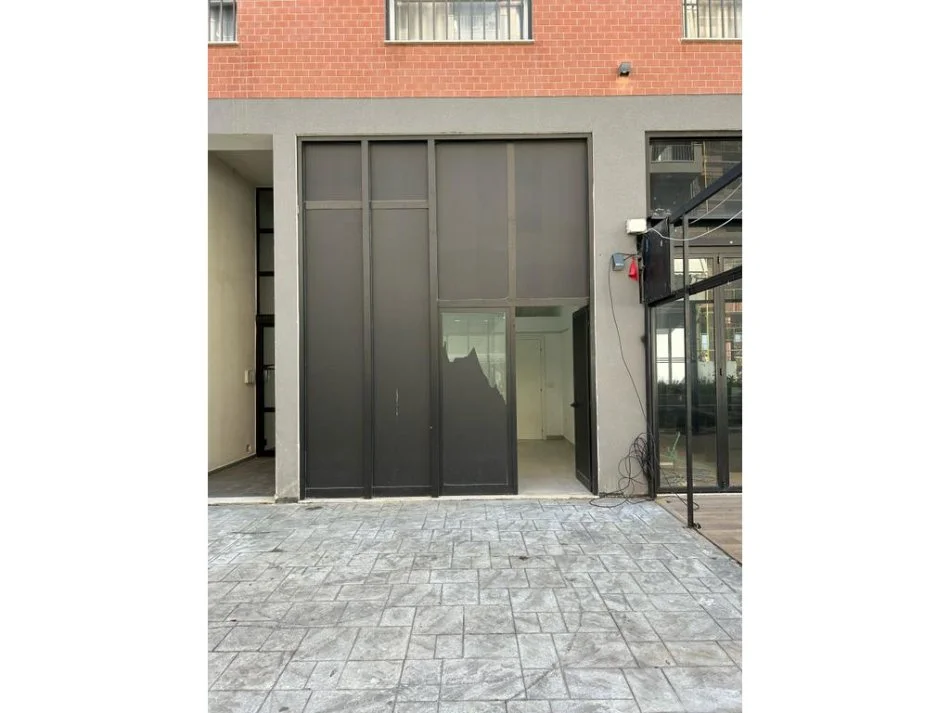 Tirane, jepet me qera dyqan Kati 0, 24 m² 450 € (5 Maji)