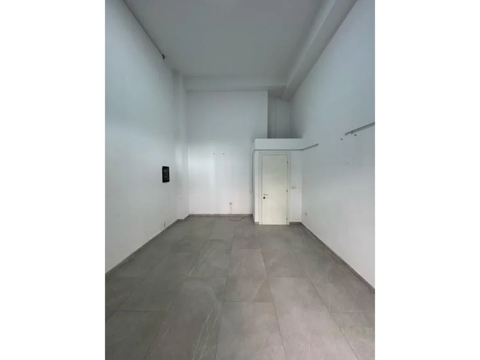 Tirane, jepet me qera dyqan Kati 0, 24 m² 450 € (5 Maji)