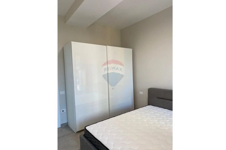 Tirane, jepet me qera apartament 1+1+Ballkon , 800 € (Square 21)