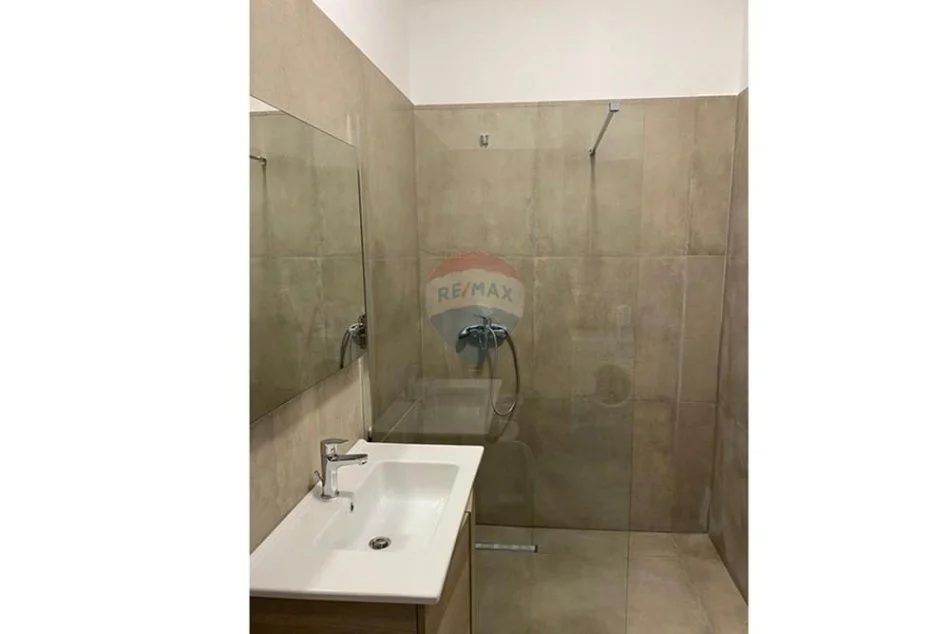 Tirane, jepet me qera apartament 1+1+Ballkon , 800 € (Square 21)