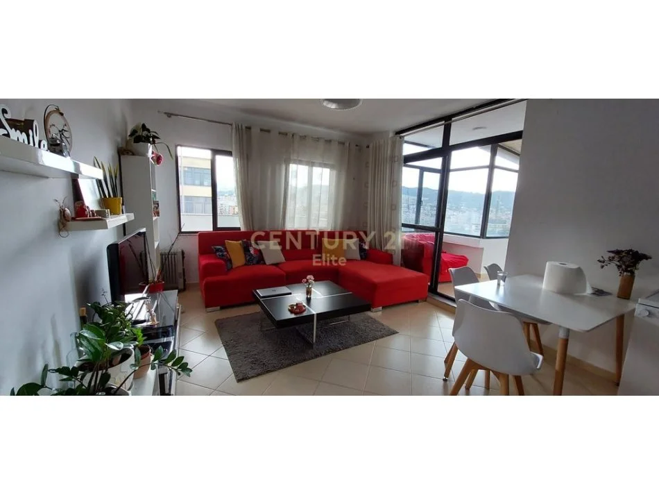 Tirane, jepet me qera apartament 3+1 Kati 10, 118 m² 650 € (Ish Parku)
